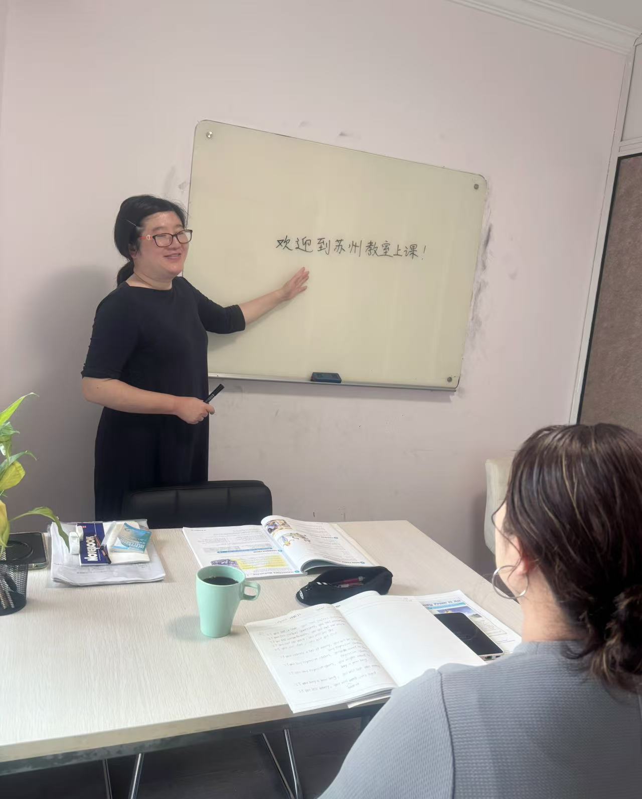 老师在白板上书写